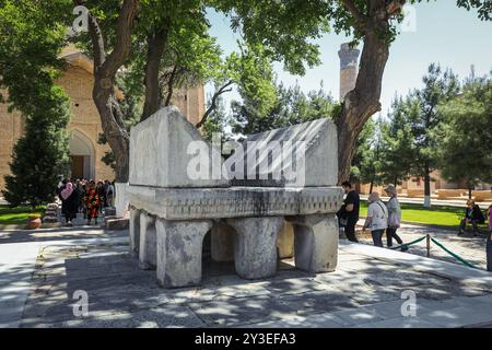 Samarkand, Ouzbékistan - 09 mai 2019 : ciel bleu et vieux toits du palais Bibi Khanym Banque D'Images