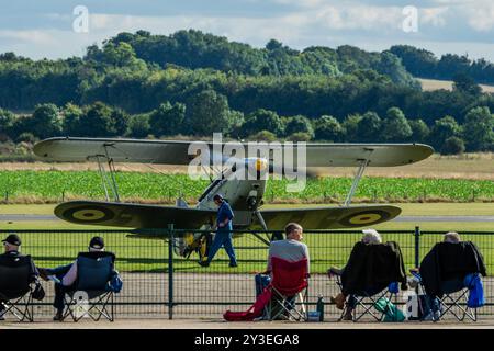 Duxford, Royaume-Uni. 13 septembre 2024. Un Hawker Nimrod Mk I sur la ligne de vol surveillé par des observateurs d'avion - préparation pour le Battle of Britain Air Show à IWM Duxford. Crédit : Guy Bell/Alamy Live News Banque D'Images