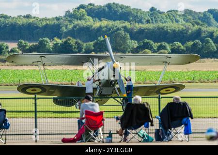 Duxford, Royaume-Uni. 13 septembre 2024. Un Hawker Nimrod Mk I sur la ligne de vol surveillé par des observateurs d'avion - préparation pour le Battle of Britain Air Show à IWM Duxford. Crédit : Guy Bell/Alamy Live News Banque D'Images