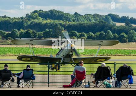 Duxford, Royaume-Uni. 13 septembre 2024. Un Hawker Nimrod Mk I sur la ligne de vol surveillé par des observateurs d'avion - préparation pour le Battle of Britain Air Show à IWM Duxford. Crédit : Guy Bell/Alamy Live News Banque D'Images