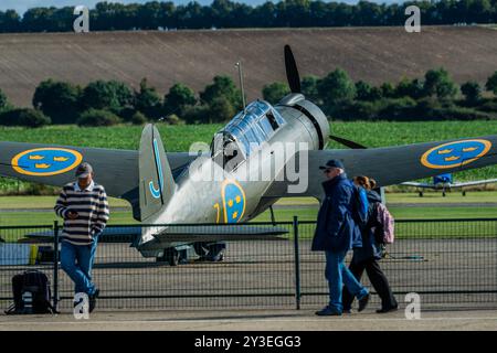 Duxford, Royaume-Uni. 13 septembre 2024. Un Saab B17 sur la ligne de vol surveillé par des observateurs d'avion - préparation pour le Battle of Britain Air Show à IWM Duxford. Crédit : Guy Bell/Alamy Live News Banque D'Images