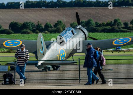 Duxford, Royaume-Uni. 13 septembre 2024. Un Saab B17 sur la ligne de vol surveillé par des observateurs d'avion - préparation pour le Battle of Britain Air Show à IWM Duxford. Crédit : Guy Bell/Alamy Live News Banque D'Images