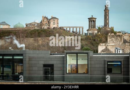 Édimbourg, Écosse - 19 janvier 2024 - vue de Calton Hill avec la ligne d'horizon vue du sommet du centre commercial St James Quarter dans la ville d'Édimbourg. Des Banque D'Images