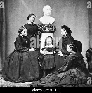 LA REINE VICTORIA (1819-1901) ses cinq filles en robe de deuil avec un buste du Prince Albert photographié en 1862 par William Bambridge. De gauche à droite : Alice, Helena, Béatrice, Victoria, Louise. Banque D'Images