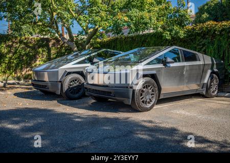 LOS ANGELES - 5 septembre 2024 : quelques nouveaux pick-up électriques Tesla Cybertrucks garés dans un parking extérieur à West Hollywood, en Californie. Banque D'Images