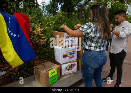 Maracaibo, Venezuela. 28-08-2024. Les Vénézuéliens assistent à un rassemblement montrant les registres de vote qui montrent Edmundo González comme président élu. Photo : Jose Bul Banque D'Images