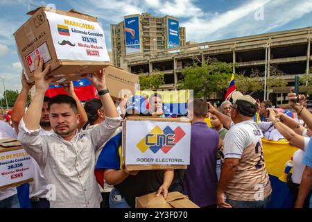 Maracaibo, Venezuela. 28-08-2024. Les Vénézuéliens assistent à un rassemblement montrant les registres de vote qui montrent Edmundo González comme président élu. Photo : Jose Bul Banque D'Images