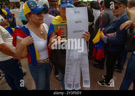 Maracaibo, Venezuela. 28-08-2024. Les Vénézuéliens assistent à un rassemblement montrant les registres de vote qui montrent Edmundo González comme président élu. Photo : Jose Bula. Banque D'Images