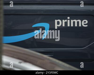 LOS ANGELES, CA - Circa 2024 : logo Amazon Prime sur le camion de livraison Amazon, gros plan. Banque D'Images