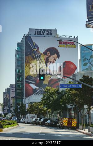 LOS ANGELES - 10 juillet 2024 : affiche de première du film Deadpool and Wolverine par Marvel Studios exposée sur un grand bâtiment sur Sunset Blvd. À West Holly Banque D'Images