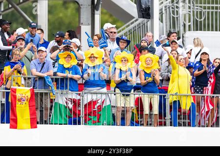 Gainesville, va, États-Unis. 13 septembre 2024. Les fans célèbrent le premier jour de la Solheim Cup 2024. (Crédit image : © Robert Blakley/ZUMA Press Wire) USAGE ÉDITORIAL SEULEMENT! Non destiné à UN USAGE commercial ! Banque D'Images