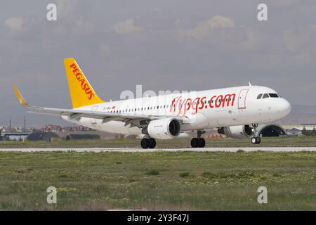 KONYA, TURKIYE - 09 MAI 2023 : Pegasus Airlines Airbus A320-214 (7145) décollage de l'aéroport de Konya Banque D'Images