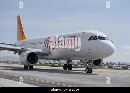 KONYA, TURKIYE - 09 MAI 2023 : Pegasus Airlines Airbus A320-214 (7145) décollage de l'aéroport de Konya Banque D'Images