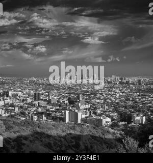 Le paysage urbain tentaculaire de Los Angeles s'étend au loin sous un ciel orageux spectaculaire, avec un groupe de gratte-ciel marquant le Banque D'Images