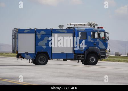 KONYA, TURKIYE - 09 MAI 2023 : camion à l'aéroport de Konya pendant l'exercice Anatolian Eagle Air Force Banque D'Images