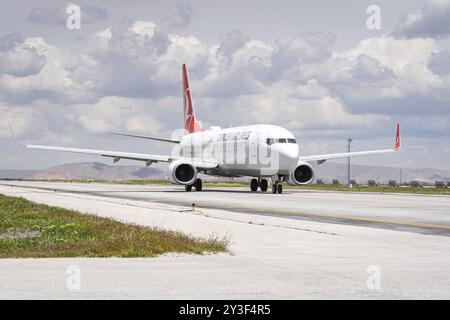 KONYA, TURKIYE - 09 MAI 2023 : Turkish Airlines Boeing 737-8F2 (60031) décollage de l'aéroport de Konya Banque D'Images