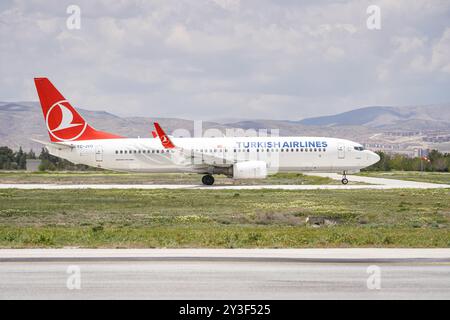 KONYA, TURKIYE - 09 MAI 2023 : Turkish Airlines Boeing 737-8F2 (60031) décollage de l'aéroport de Konya Banque D'Images