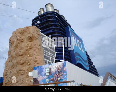 Port Canaveral, Floride - 12 avril 2008 : une vue du sommet du bateau de croisière NCL Gem montrant l'entonnoir ou les cheminées de fumée, et un mur d'escalade Banque D'Images