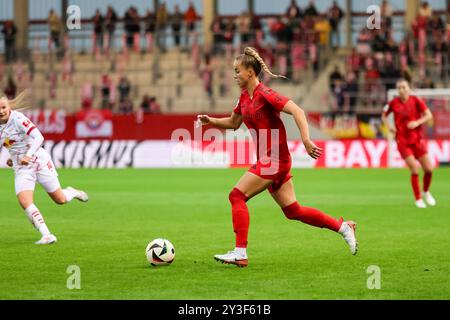 Giulia Gwinn (FC Bayern Muenchen, 07) mit Ball, FC Bayern Muenchen v. RB Leipzig, Fussball, Google Pixel Frauen-Bundesliga, 2. Spieltag, saison 2024/25, 13.09.2024, RÈGLEMENT DFB INTERDIT TOUTE UTILISATION DE PHOTOGRAPHIES COMME SÉQUENCES D'IMAGES, Foto : Eibner-Pressefoto/Jenni Maul Banque D'Images