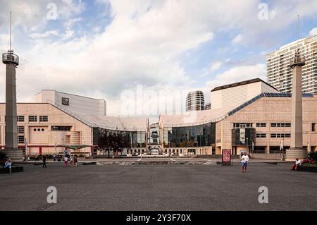 La place s'étend devant le Théâtre national slovaque de Bratislava Banque D'Images