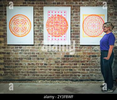 Londres, Royaume-Uni, 13 septembre 2024. Marina Willer, directrice artistique et designer, pose avec quelques-unes de ses séries de gravures de couvercles de drain à Borough Yards dans le Bankside Design District. 'Overlook', par Marina Willer et l'équipe Pentagram, est une célébration des couvertures de rue de Londres, des objets du quotidien facilement manqués trouvés dans toute la ville, des objets industriels humbles qui ont été installés par les 19ème et début 20ème sociétés de services publics ct qui ont fourni aux Londoniens de nouveaux services. L’installation fait partie du London Design Festival qui ouvre demain. Copyright : Imageplotter/Alamy Live News Banque D'Images