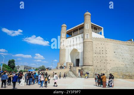 Boukhara, Ouzbékistan - mai 05, 2022 : vue pour les touristes près des portes d'entrée de l'Arche, la forteresse médiévale massive de Boukhara en Ouzbékistan Banque D'Images