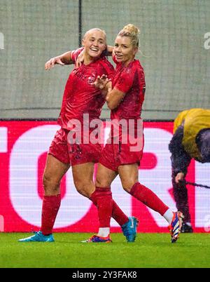 Munich, Allemagne. 13 septembre 2024. Georgia Stanway, FCB Damen 31 célèbre son but, heureux, rire, célébration, 2-1 avec Linda DALLMANN, FCB Damen 10 dans le match de football féminin FC BAYERN Muenchen - RB LEIPZIG le 13 septembre 2024 à Munich, Allemagne. Saison 2024/2025, 1.Bundesliga, FCB, Muenchen, Google Pixel, Frauen Bundesliga Matchday 2, 2.Spieltag photographe : ddp images/STAR-images crédit : ddp Media GmbH/Alamy Live News Banque D'Images