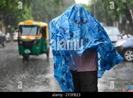 Noida, Inde. 13 septembre 2024. NOIDA, INDE - 13 SEPTEMBRE : les navetteurs sortent sous la pluie soudaine de l'après-midi, le 13 septembre 2024 à Noida, Inde. Le département météorologique indien (IMD) a émis une alerte « orange », indiquant un mode « soyez prêt », car des conditions météorologiques extrêmement mauvaises sont prévues. (Photo de Sunil Ghosh/Hindustan Times/Sipa USA ) crédit : Sipa USA/Alamy Live News Banque D'Images