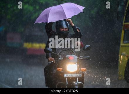 Noida, Inde. 13 septembre 2024. NOIDA, INDE - 13 SEPTEMBRE : les navetteurs sortent sous la pluie soudaine de l'après-midi, le 13 septembre 2024 à Noida, Inde. Le département météorologique indien (IMD) a émis une alerte « orange », indiquant un mode « soyez prêt », car des conditions météorologiques extrêmement mauvaises sont prévues. (Photo de Sunil Ghosh/Hindustan Times/Sipa USA ) crédit : Sipa USA/Alamy Live News Banque D'Images