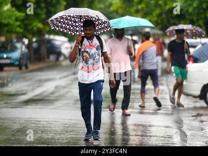 Noida, Inde. 13 septembre 2024. NOIDA, INDE - 13 SEPTEMBRE : les navetteurs sortent sous la pluie soudaine de l'après-midi, le 13 septembre 2024 à Noida, Inde. Le département météorologique indien (IMD) a émis une alerte « orange », indiquant un mode « soyez prêt », car des conditions météorologiques extrêmement mauvaises sont prévues. (Photo de Sunil Ghosh/Hindustan Times/Sipa USA ) crédit : Sipa USA/Alamy Live News Banque D'Images