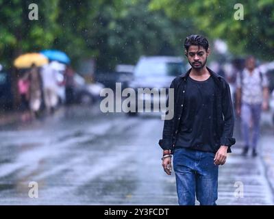 Noida, Inde. 13 septembre 2024. NOIDA, INDE - 13 SEPTEMBRE : les navetteurs sortent sous la pluie soudaine de l'après-midi, le 13 septembre 2024 à Noida, Inde. Le département météorologique indien (IMD) a émis une alerte « orange », indiquant un mode « soyez prêt », car des conditions météorologiques extrêmement mauvaises sont prévues. (Photo de Sunil Ghosh/Hindustan Times/Sipa USA ) crédit : Sipa USA/Alamy Live News Banque D'Images