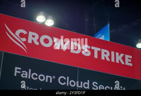 LOS ANGELES, CA- 22 mai 2024 : logo CrowdStrike sur le stand de CrowdStrike au AWS Summit au Los Angeles Convention Center. Banque D'Images