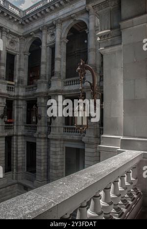 Mexico, Mexique ; 05 22 2017 ; Une lampe de la cour intérieure du Musée national d'art de Mexico. Banque D'Images