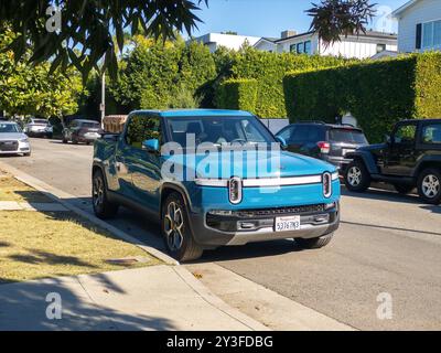 LOS ANGELES - 21 novembre 2023 : Nouveau pick-up électrique Rivian garé sur une rue ensoleillée à LOS ANGELES Banque D'Images