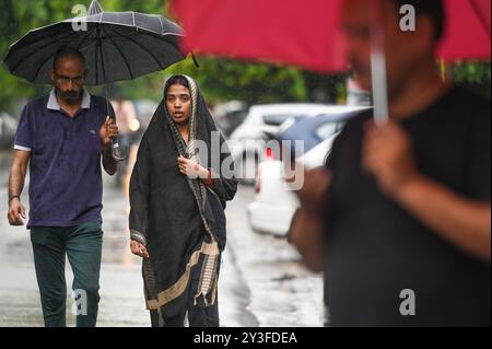 Noida, Inde. 13 septembre 2024. NOIDA, INDE - 13 SEPTEMBRE : les navetteurs sortent sous la pluie soudaine de l'après-midi, le 13 septembre 2024 à Noida, Inde. Le département météorologique indien (IMD) a émis une alerte « orange », indiquant un mode « soyez prêt », car des conditions météorologiques extrêmement mauvaises sont prévues. (Photo de Sunil Ghosh/Hindustan Times/Sipa USA ) crédit : Sipa USA/Alamy Live News Banque D'Images