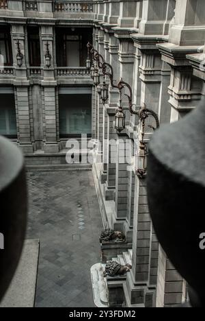 Mexico, Mexique ; 05 22 2017 ; Une lampe de la cour intérieure du Musée national d'art de Mexico. Banque D'Images