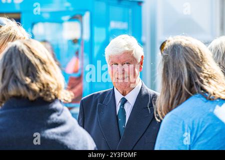 Southampton, Royaume-Uni, 13 septembre 2024. Sir Chay Blyth CBE BEM discute avec les visiteurs le jour de l'ouverture du 55e salon nautique international de Southampton, Southampton, Hampshire. Southampton International Boat Show, la plus grande marina d'Europe. Avec tout, des planches à paddleboards et voiliers, aux superyachts. Présentant des centaines d'exposants, des conseils d'experts et des opportunités passionnantes de se mettre à flot. Crédit John Rose/Alamy Live News Banque D'Images