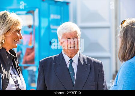 Southampton, Royaume-Uni, 13 septembre 2024. Sir Chay Blyth CBE BEM discute avec les visiteurs le jour de l'ouverture du 55e salon nautique international de Southampton, Southampton, Hampshire. Southampton International Boat Show, la plus grande marina d'Europe. Avec tout, des planches à paddleboards et voiliers, aux superyachts. Présentant des centaines d'exposants, des conseils d'experts et des opportunités passionnantes de se mettre à flot. Crédit John Rose/Alamy Live News Banque D'Images