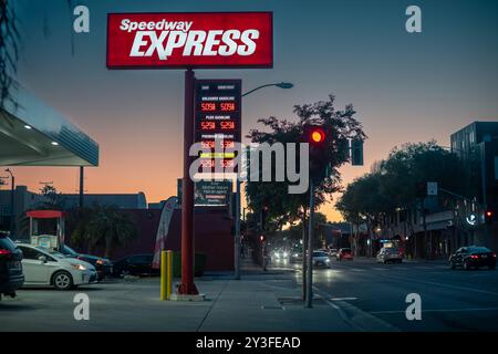 LOS ANGELES - 9 avril 2024 : prix élevés de l'essence affichés à l'extérieur à la station-service Speedway Express sur Santa Monica Blvd à West Hollywood, CA. Banque D'Images