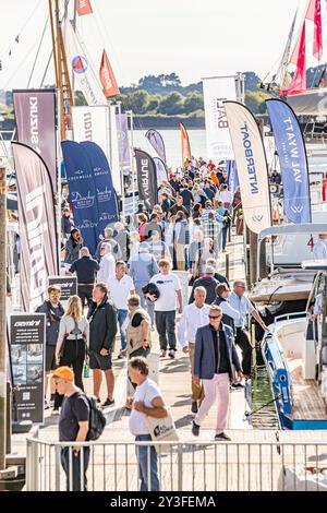 Southampton, Royaume-Uni, 13 septembre 2024. Les foules affluent jusqu'au jour d'ouverture du 55e salon nautique international de Southampton, Southampton, Hampshire. Southampton International Boat Show, la plus grande marina d'Europe. Avec tout, des planches à paddleboards et voiliers, aux superyachts. Présentant des centaines d'exposants, des conseils d'experts et des opportunités passionnantes de se mettre à flot. Crédit John Rose/Alamy Live News Banque D'Images