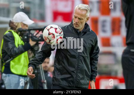 Halle, Deutschland. 13 septembre 2024. Halle, Deutschland 15. Septembre 2024 : Regionalliga Nord/Ost - 2024/2025 - Hallescher FC vs FSV Luckenwalde Im Bild : entraîneur Mark Zimmermann (Halle) crédit : dpa/Alamy Live News Banque D'Images