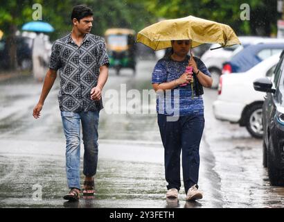 Noida, Inde. 13 septembre 2024. NOIDA, INDE - 13 SEPTEMBRE : les navetteurs sortent sous la pluie soudaine de l'après-midi, le 13 septembre 2024 à Noida, Inde. Le département météorologique indien (IMD) a émis une alerte « orange », indiquant un mode « soyez prêt », car des conditions météorologiques extrêmement mauvaises sont prévues. (Photo de Sunil Ghosh/Hindustan Times/Sipa USA ) crédit : Sipa USA/Alamy Live News Banque D'Images