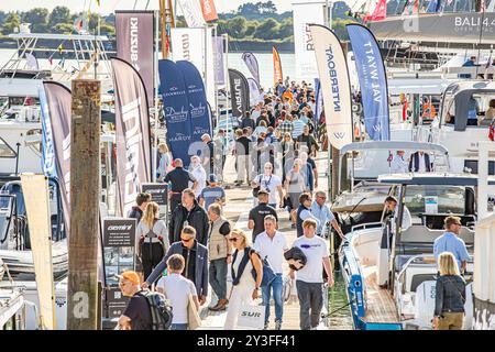 Southampton, Royaume-Uni, 13 septembre 2024. Les foules affluent jusqu'au jour d'ouverture du 55e salon nautique international de Southampton, Southampton, Hampshire. Southampton International Boat Show, la plus grande marina d'Europe. Avec tout, des planches à paddleboards et voiliers, aux superyachts. Présentant des centaines d'exposants, des conseils d'experts et des opportunités passionnantes de se mettre à flot. Crédit John Rose/Alamy Live News Banque D'Images