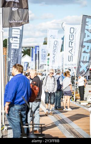 Southampton, Royaume-Uni, 13 septembre 2024. Les foules affluent jusqu'au jour d'ouverture du 55e salon nautique international de Southampton, Southampton, Hampshire. Southampton International Boat Show, la plus grande marina d'Europe. Avec tout, des planches à paddleboards et voiliers, aux superyachts. Présentant des centaines d'exposants, des conseils d'experts et des opportunités passionnantes de se mettre à flot. Crédit John Rose/Alamy Live News Banque D'Images