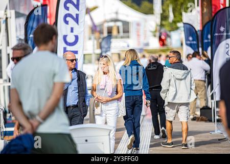 Southampton, Royaume-Uni, 13 septembre 2024. Les foules affluent jusqu'au jour d'ouverture du 55e salon nautique international de Southampton, Southampton, Hampshire. Southampton International Boat Show, la plus grande marina d'Europe. Avec tout, des planches à paddleboards et voiliers, aux superyachts. Présentant des centaines d'exposants, des conseils d'experts et des opportunités passionnantes de se mettre à flot. Crédit John Rose/Alamy Live News Banque D'Images