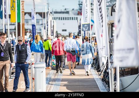 Southampton, Royaume-Uni, 13 septembre 2024. Les foules affluent jusqu'au jour d'ouverture du 55e salon nautique international de Southampton, Southampton, Hampshire. Southampton International Boat Show, la plus grande marina d'Europe. Avec tout, des planches à paddleboards et voiliers, aux superyachts. Présentant des centaines d'exposants, des conseils d'experts et des opportunités passionnantes de se mettre à flot. Crédit John Rose/Alamy Live News Banque D'Images