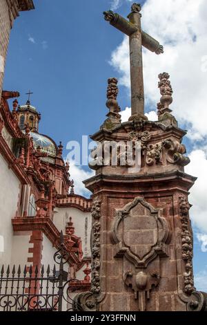 Un monument d'une croix un côté de la paroisse Santa Prisca dans la ville magique de Taxco, à Guerrero, au Mexique. Banque D'Images