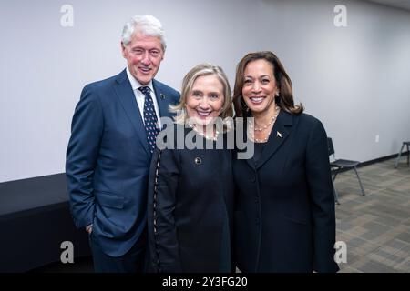 Le vice-président Kamala Harris pose pour une photo avec l'ancien président Bill Clinton et l'ancienne secrétaire d'État Hillary Clinton lors d'un service commémoratif en l'honneur de la députée Sheila Jackson Lee, jeudi 1er août 2024, à l'église Fallbrook à Houston, au Texas. (Photo officielle de la Maison Blanche par Lawrence Jackson) Banque D'Images