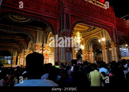 13 septembre 2024, Pune, Maharashtra, Inde, Une foule immense se rassemble pour assister à la grande réplique du temple Himachal Jatoli Shiva créée par les Dagdusheth Banque D'Images