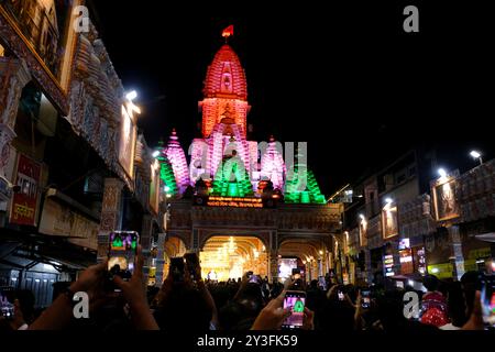 13 septembre 2024, Pune, Maharashtra, Inde, Une foule immense se rassemble pour assister à la grande réplique du temple Himachal Jatoli Shiva créée par les Dagdusheth Banque D'Images